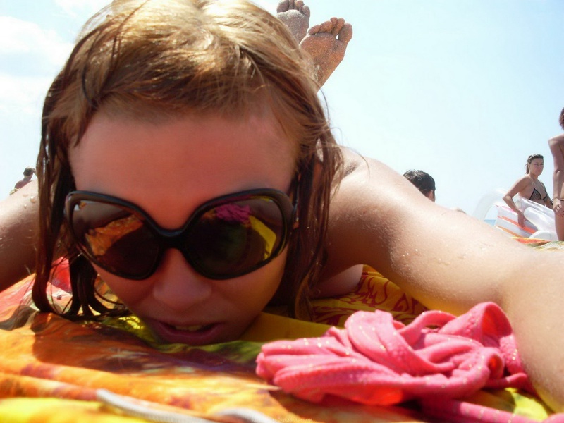 Безотказные сеньориты соблазняют маленькими сисями на пляже 2 фотография
