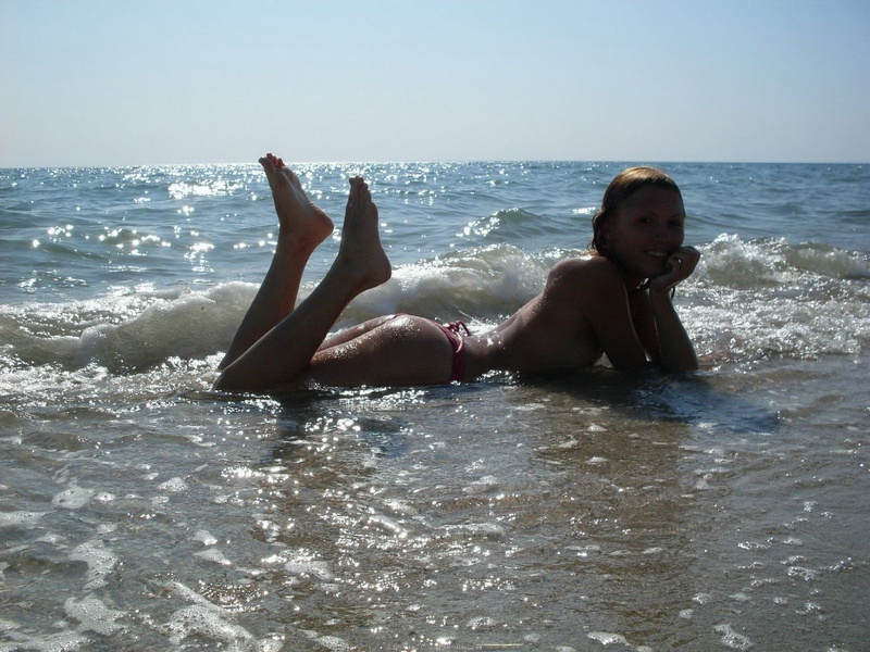 Безотказные сеньориты соблазняют маленькими сисями на пляже 15 фотография