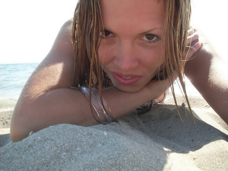 Безотказные сеньориты соблазняют маленькими сисями на пляже 21 фотография