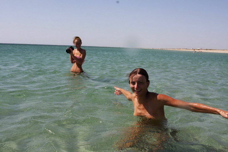Безотказные сеньориты соблазняют маленькими сисями на пляже 27 фотография