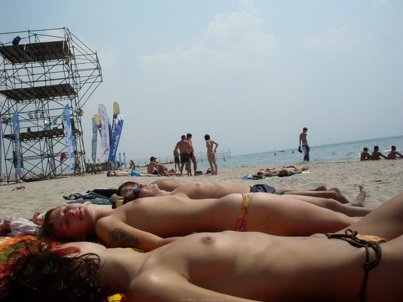 Безотказные сеньориты соблазняют маленькими сисями на пляже 24 фотография