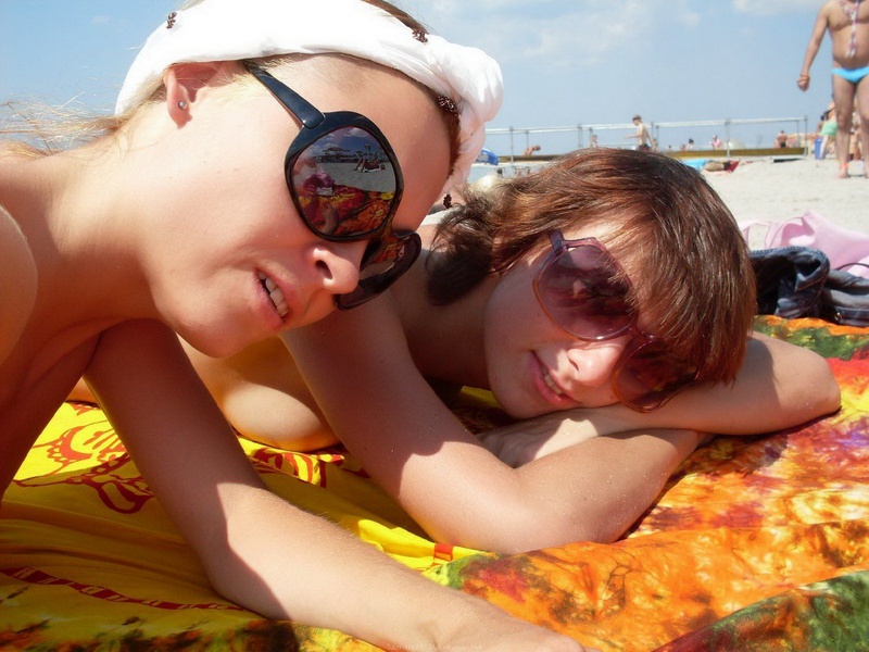 Безотказные сеньориты соблазняют маленькими сисями на пляже 39 фотография