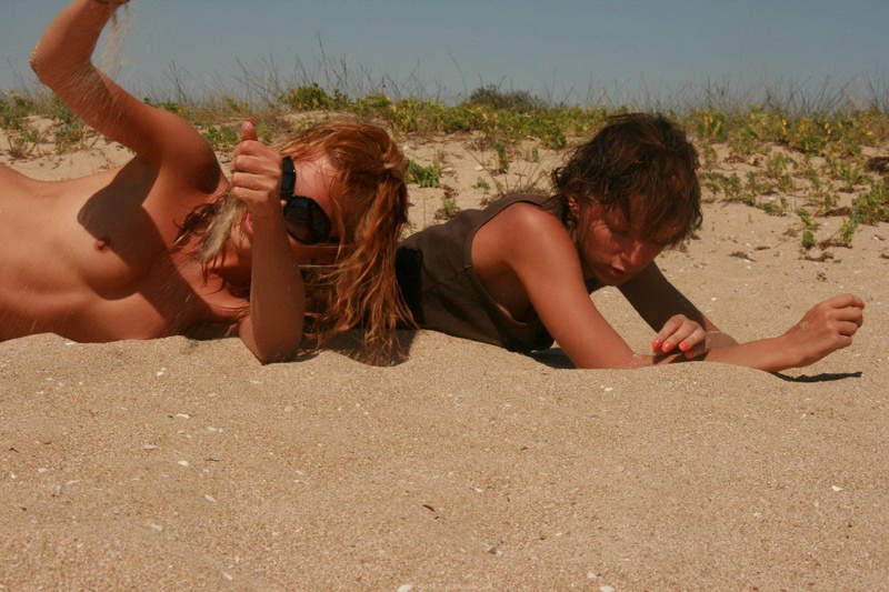 Безотказные сеньориты соблазняют маленькими сисями на пляже 35 фотография