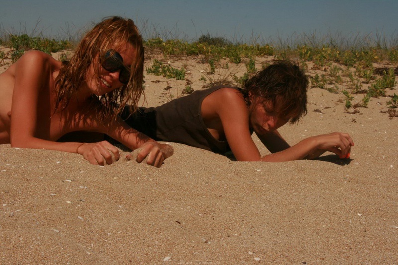 Безотказные сеньориты соблазняют маленькими сисями на пляже 34 фотография