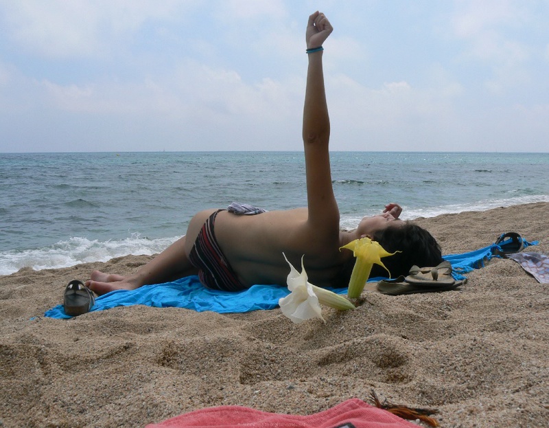 Беременная латина загорает на пляже без верха купальника 4 фотография