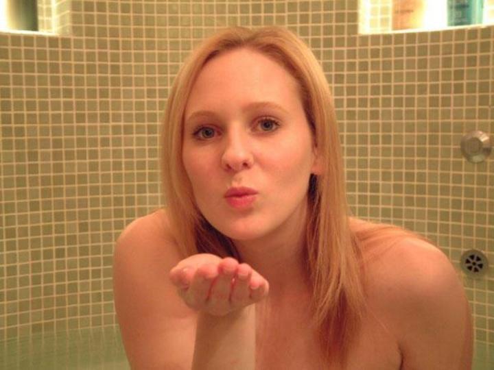Пышногрудая блонда голышом в ванной комнате 20 фотография