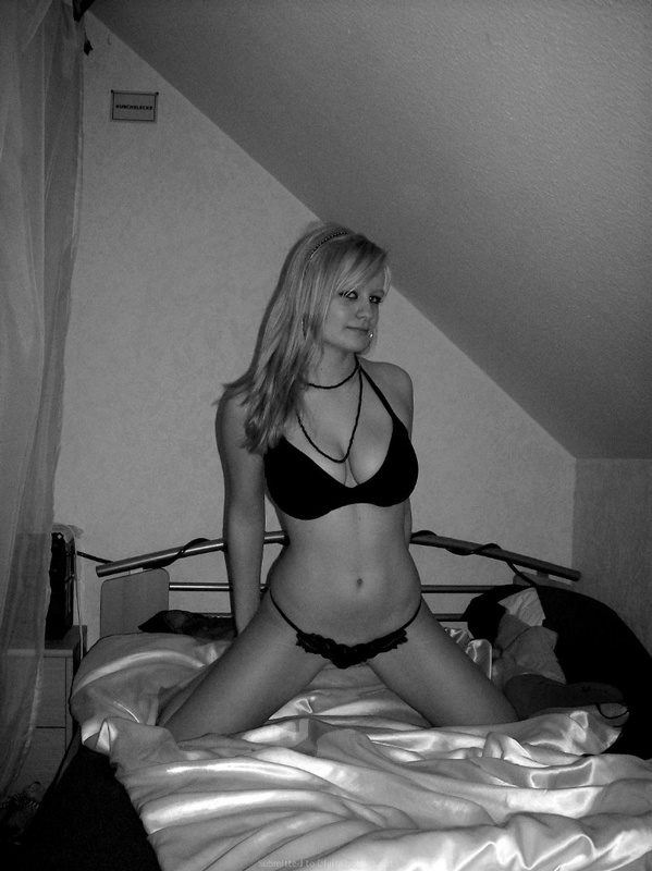 Сисястая блондинка на кровати в нижнем белье 4 фотография