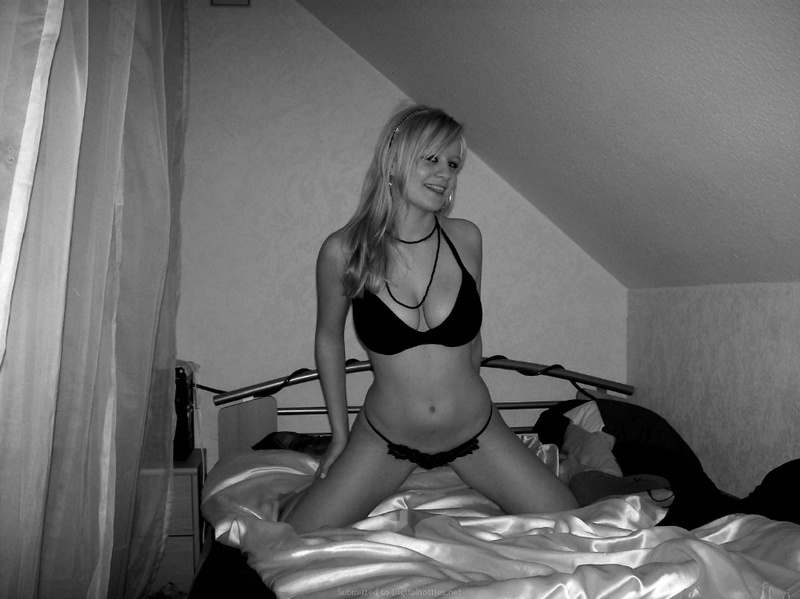 Сисястая блондинка на кровати в нижнем белье 3 фотография