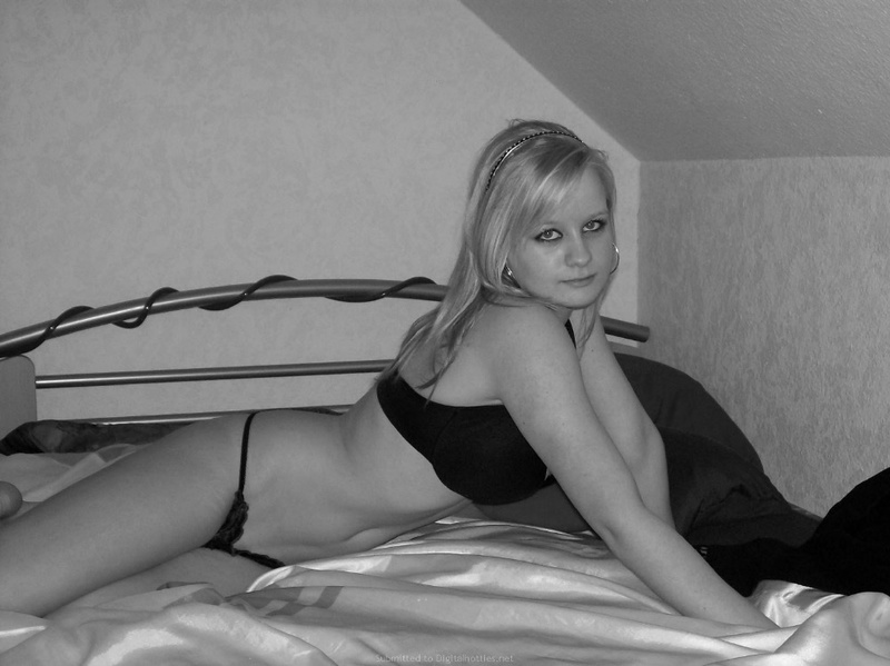 Сисястая блондинка на кровати в нижнем белье 6 фотография