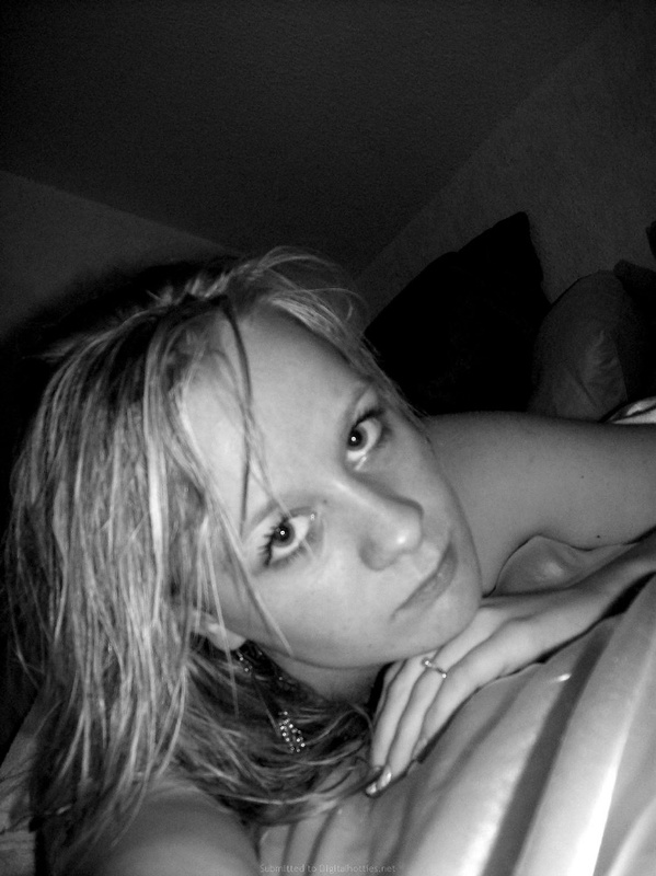 Сисястая блондинка на кровати в нижнем белье 11 фотография