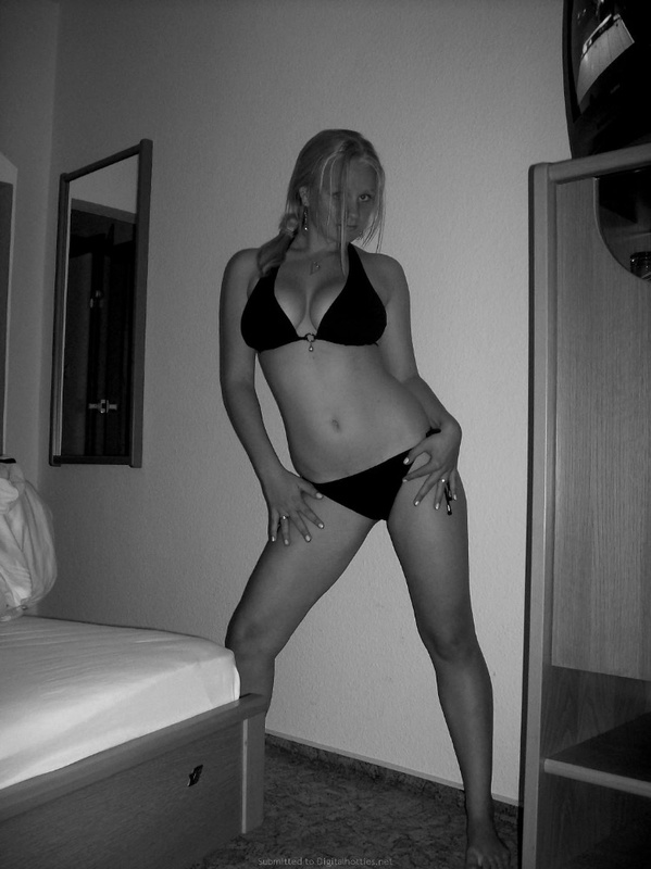 Сисястая блондинка на кровати в нижнем белье 14 фотография