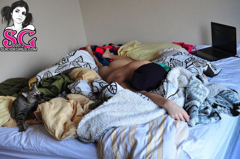 Стройная азиатская студентка голышом на кровати 4 фотография