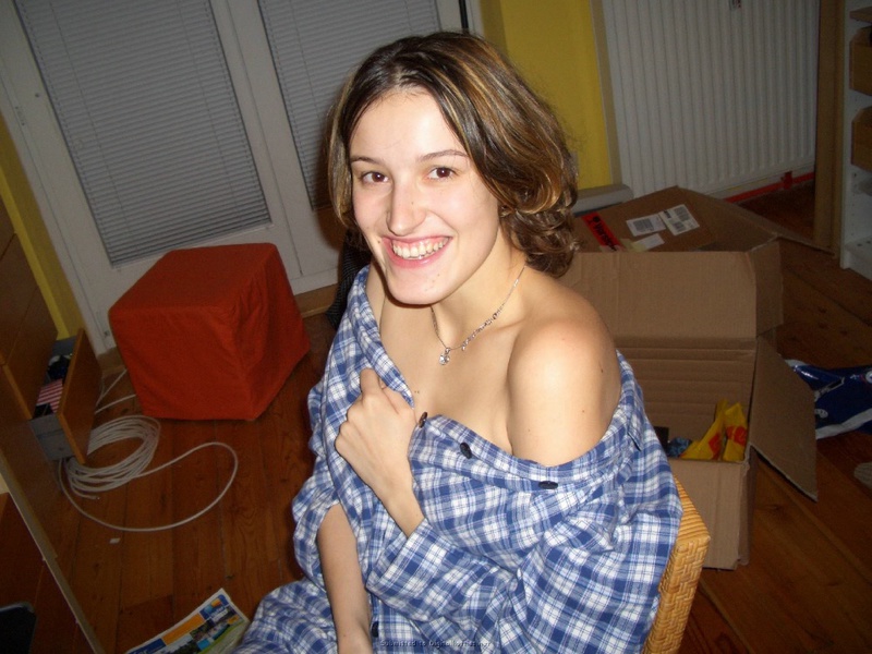 Стеснительная домохозяйка в сексуальном белье 14 фотография