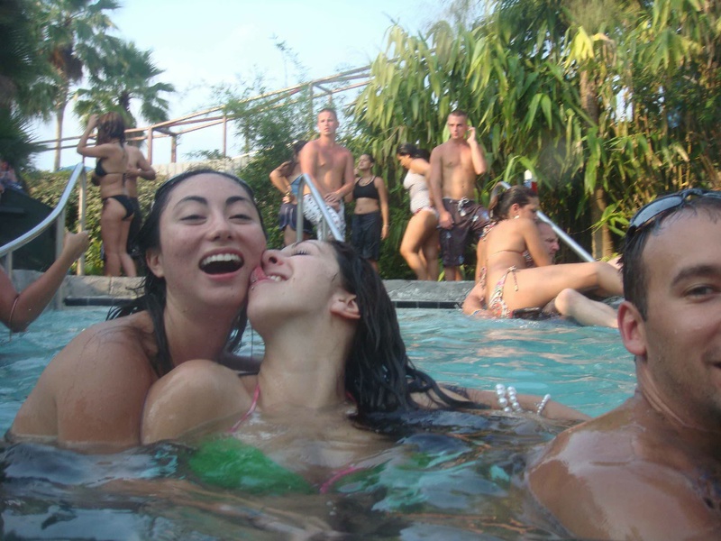 Вечеринка в бассейне закончилась групповым сексом 2 фотография
