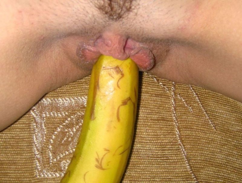 Брюнетка с волосатым лобком пялит себя бананом в вагину 14 фотография