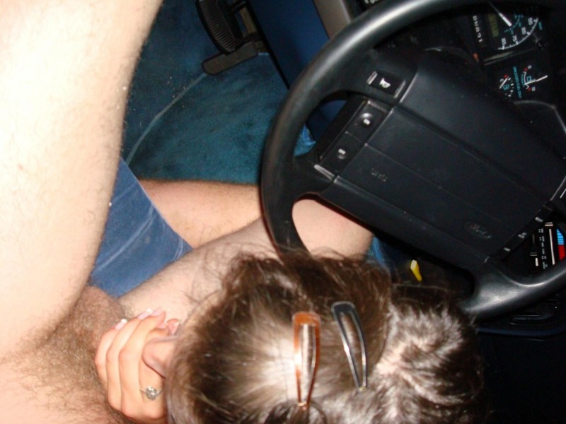 Непринужденный секс в автомобиле со знакомой 15 фотография