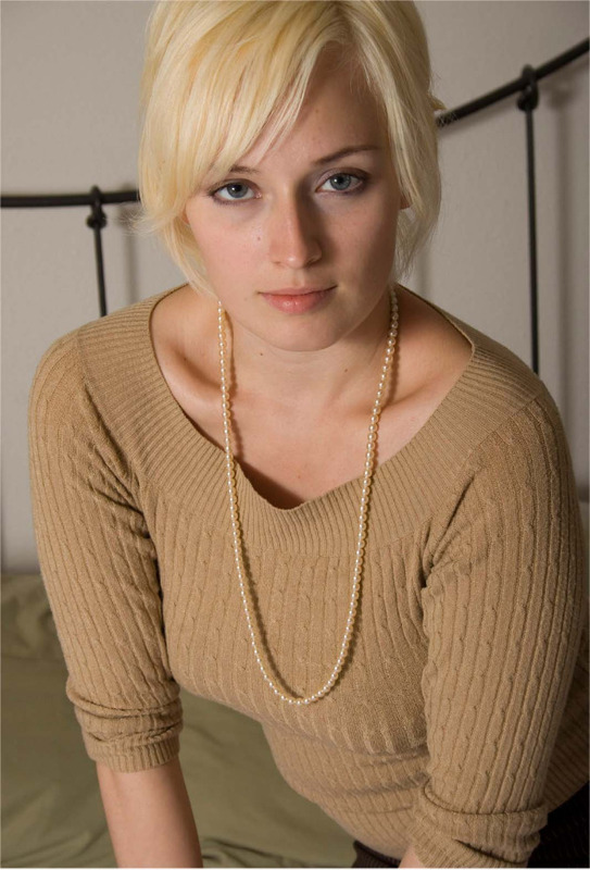 Молодая блонда в коричневом пиджаке показала письку с интимной стрижкой 3 фотография