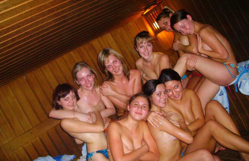 Разгоряченные дамы голышом в сауне 14 фотография