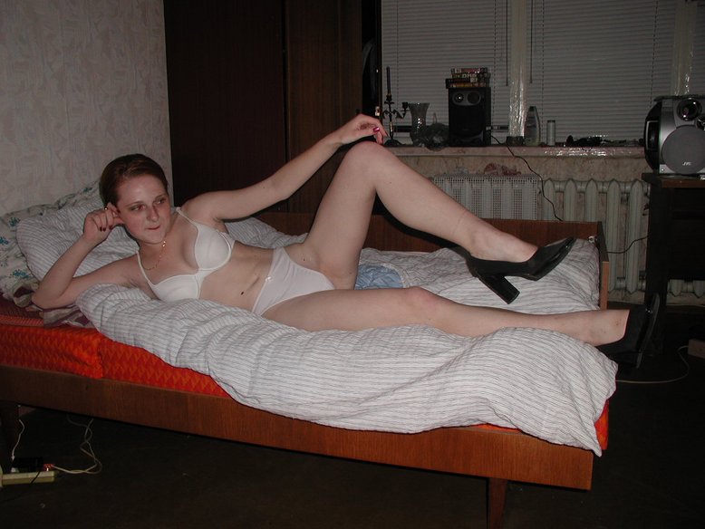 Рыжая давалка в обнаженном виде отдыхает на кровати 2 фотография