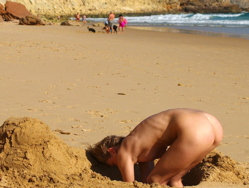Голая блондинка играется на пляже в песке 1 фотография