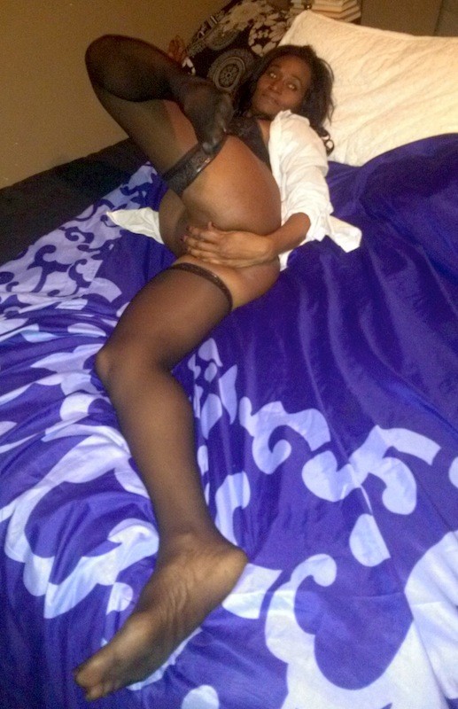 Негритянка расставляет ноги, показывая попку и лаская киску 8 фотография