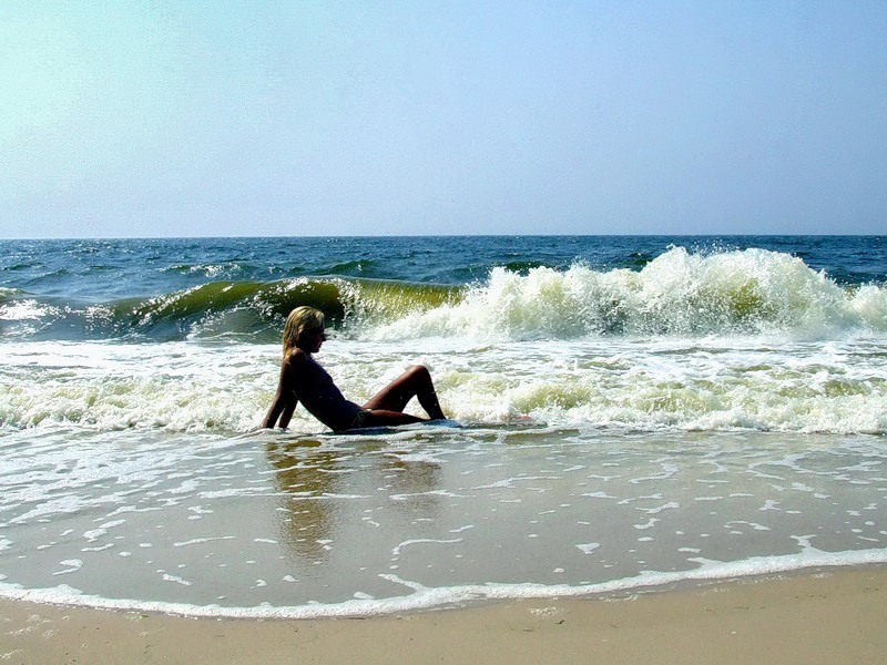 Сексуальная блондинка прогуливается топлес по пляжу 14 фотография