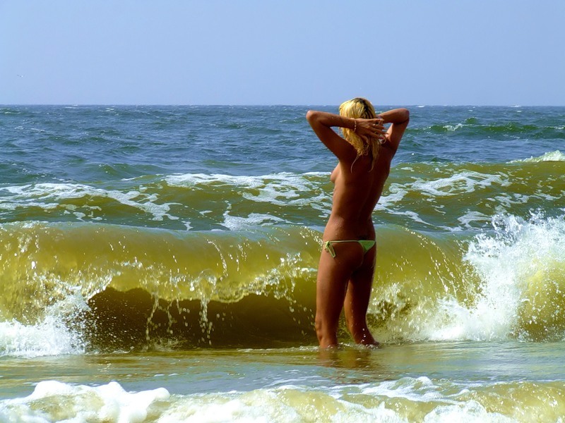 Сексуальная блондинка прогуливается топлес по пляжу 11 фотография