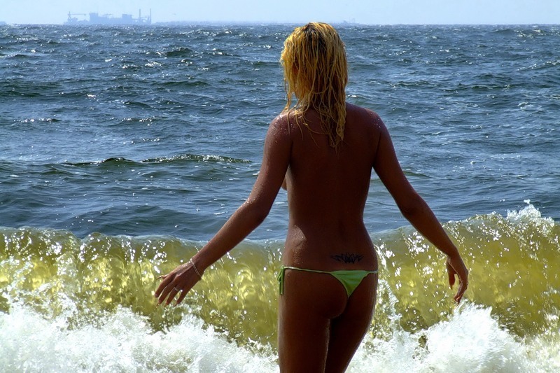 Сексуальная блондинка прогуливается топлес по пляжу 15 фотография