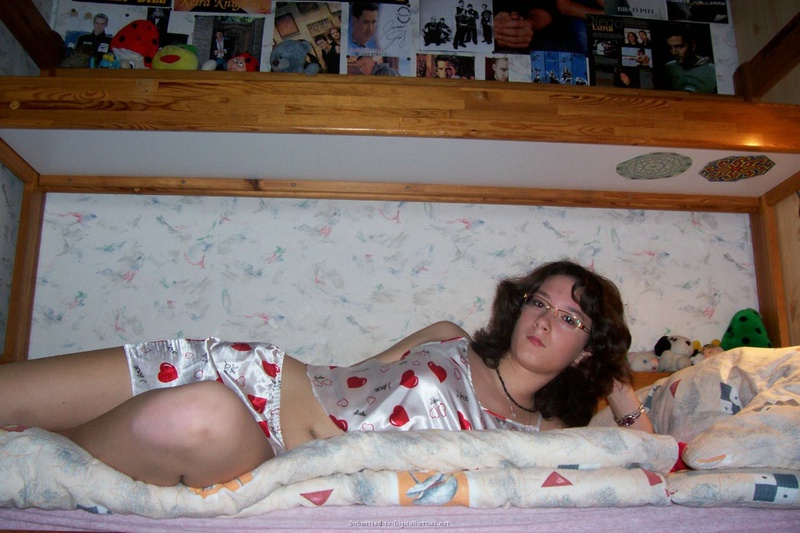 Застенчивая студентка сняла с себя пижаму 10 фотография