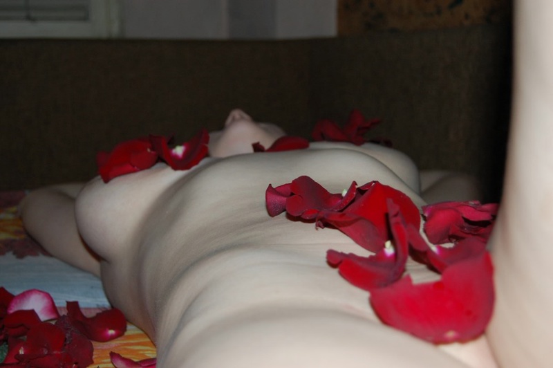 Лепестки роз на прекрасном теле соблазнительницы 7 фотография