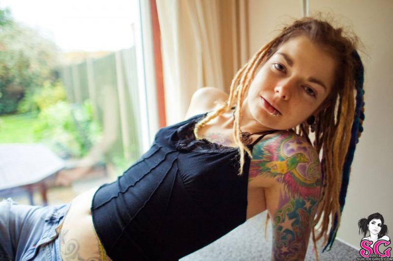 Прожженная шалашовка с татуировкой на груди 3 фотография