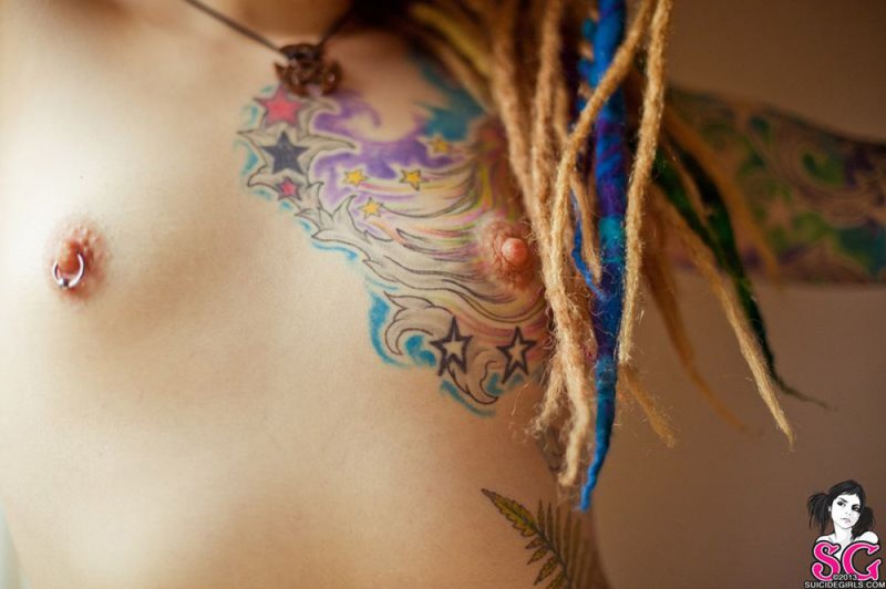 Прожженная шалашовка с татуировкой на груди 25 фотография