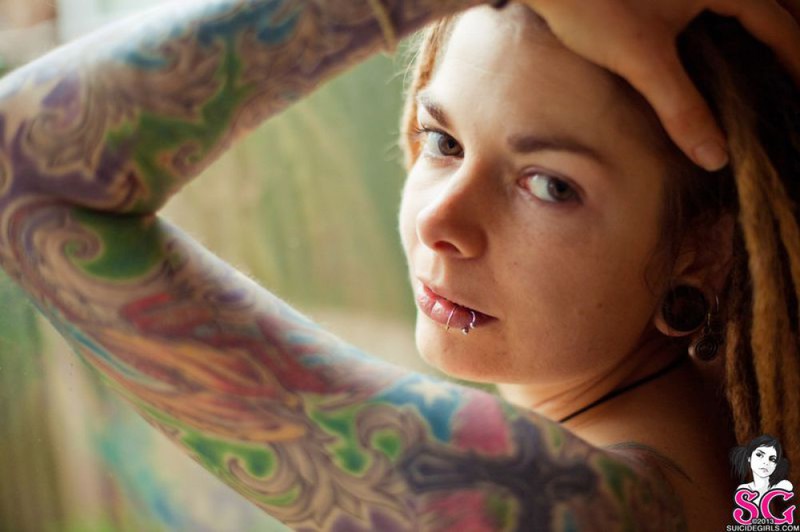 Прожженная шалашовка с татуировкой на груди 31 фотография