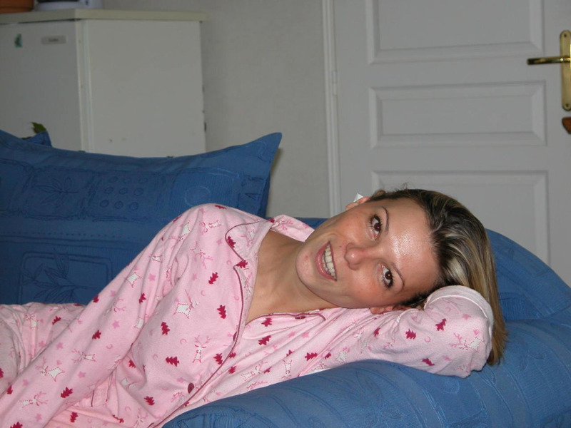 Опытная мамаша мастурбирует лежа на диване 3 фотография