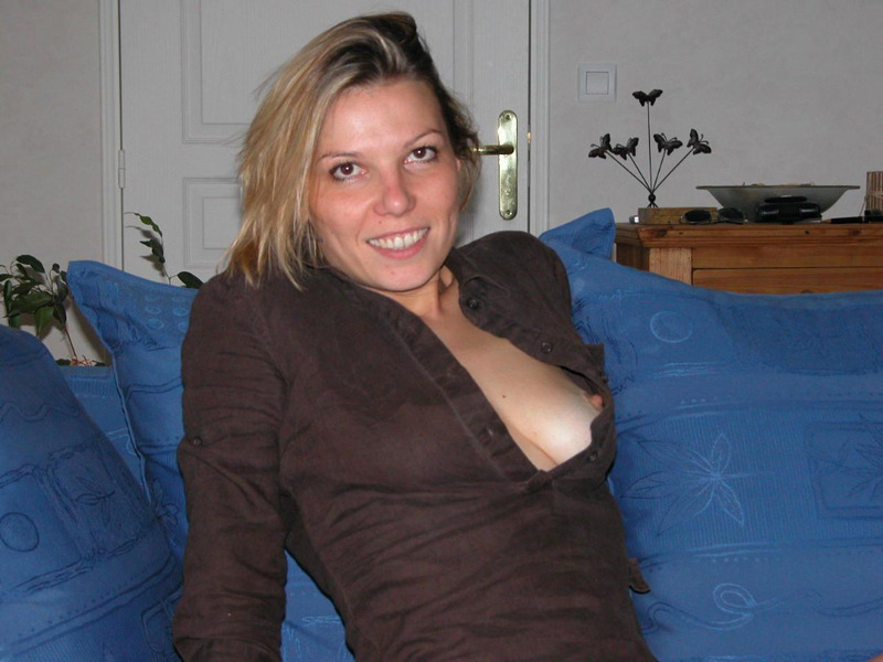 Опытная мамаша мастурбирует лежа на диване 2 фотография