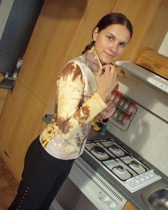 Милашка с косичками красиво разделась на кухне 1 фотография