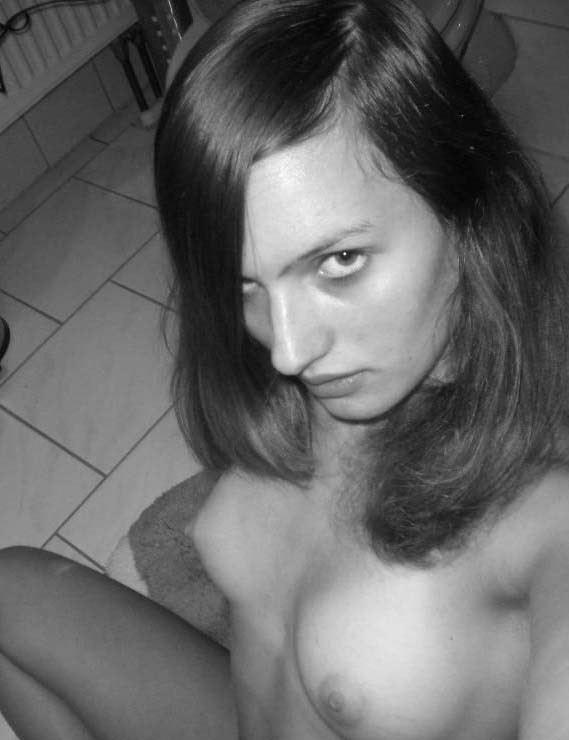 Снимки обнаженной студентки в душе в черно-белых тонах 4 фотография