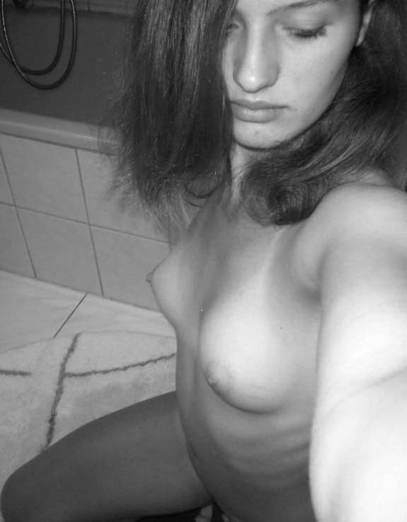 Снимки обнаженной студентки в душе в черно-белых тонах 8 фотография