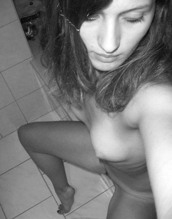 Снимки обнаженной студентки в душе в черно-белых тонах 10 фотография