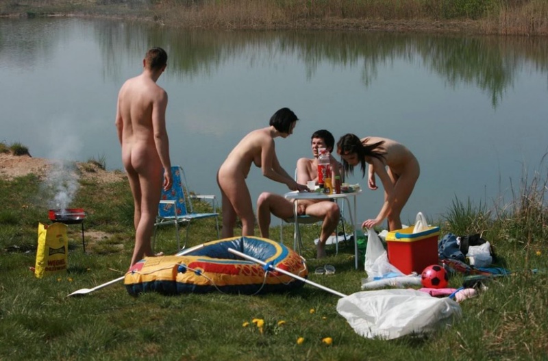 Молодые нудисты отдыхают на водоеме 1 фотография