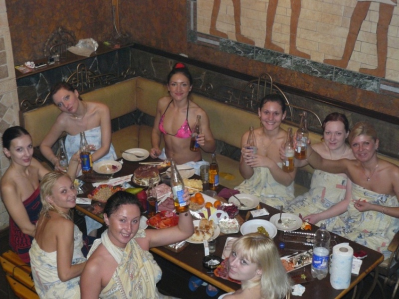 Пьяные подружки развлекаются голышом в сауне 1 фотография