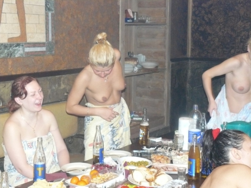 Пьяные подружки развлекаются голышом в сауне 6 фотография