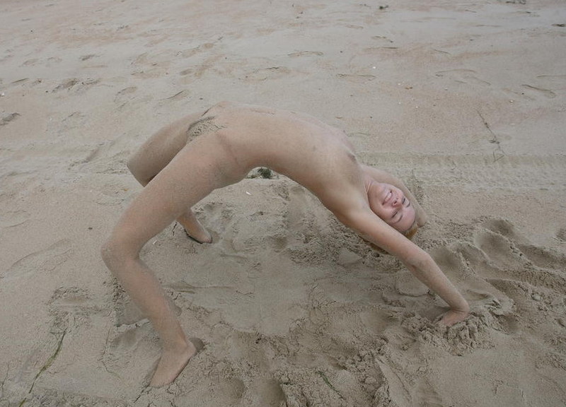 Обнаженная фифа развлекается на пляже 15 фотография