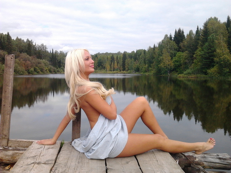 Блондинка в одних трусиках отдыхает на озере 13 фотография