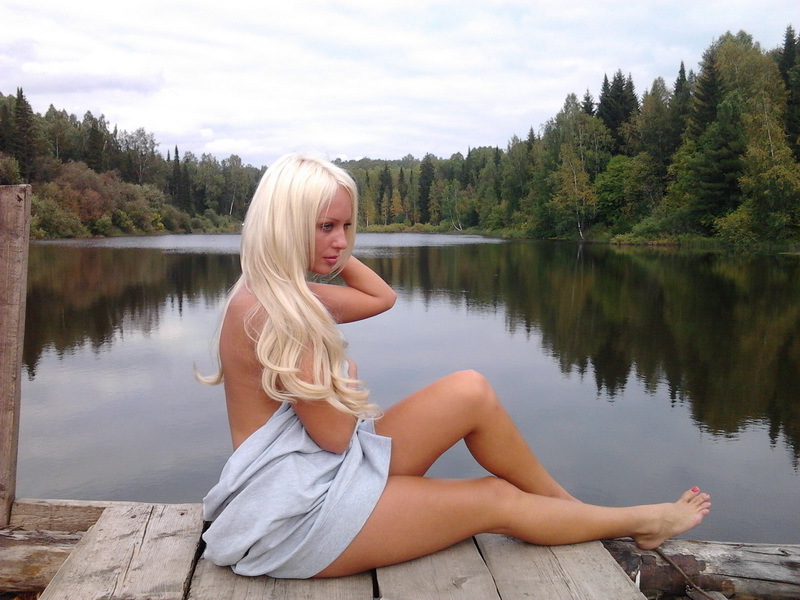 Блондинка в одних трусиках отдыхает на озере 11 фотография