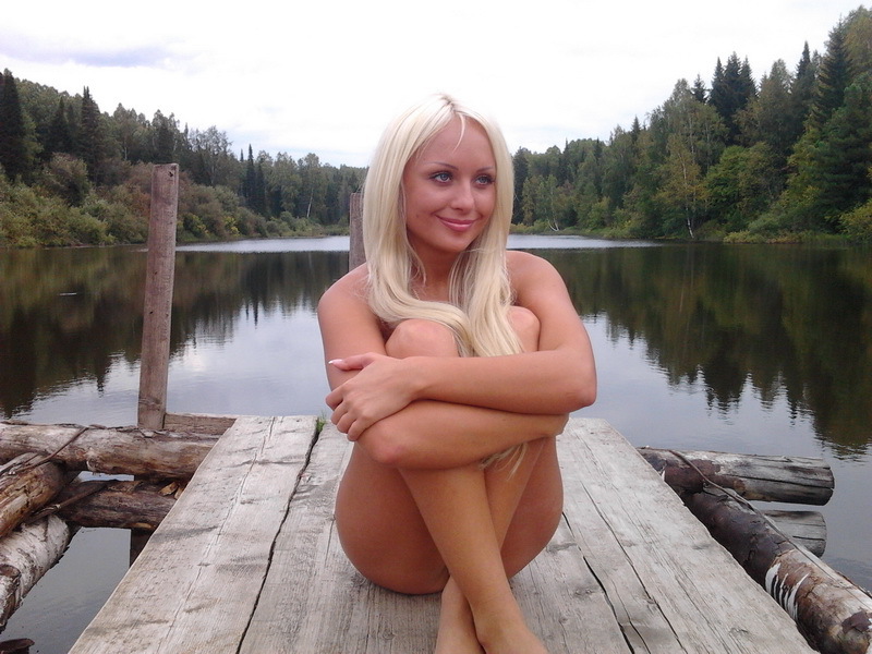 Блондинка в одних трусиках отдыхает на озере 7 фотография