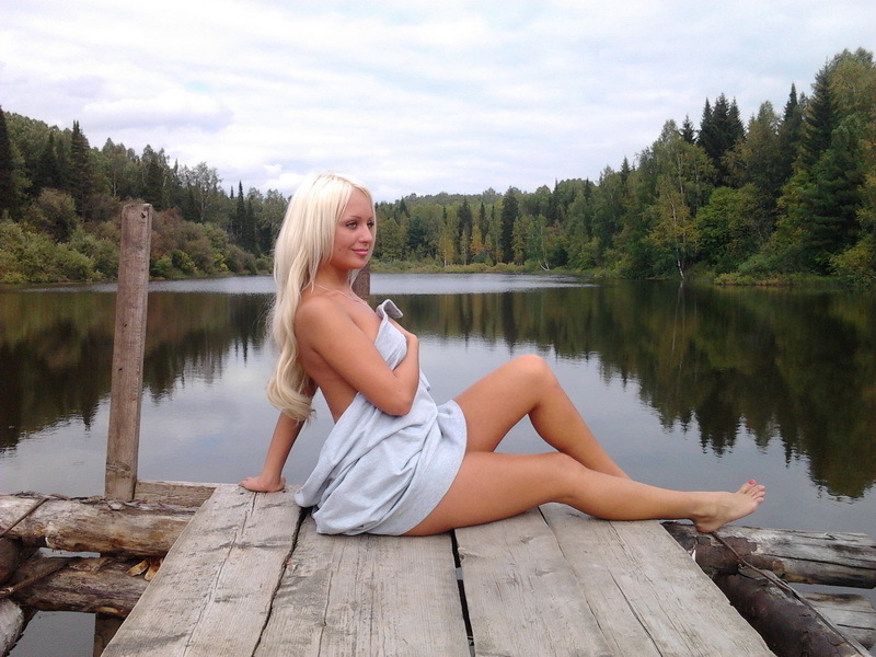 Блондинка в одних трусиках отдыхает на озере 12 фотография