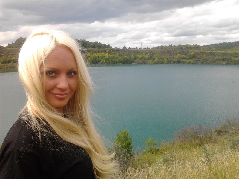 Блондинка в одних трусиках отдыхает на озере 1 фотография