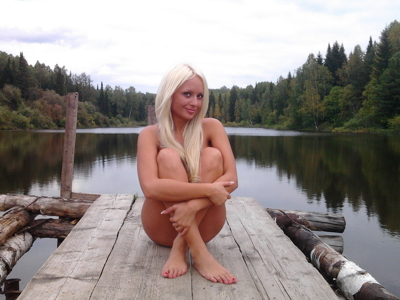 Блондинка в одних трусиках отдыхает на озере 8 фотография