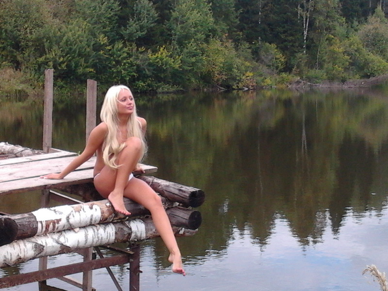 Блондинка в одних трусиках отдыхает на озере 2 фотография